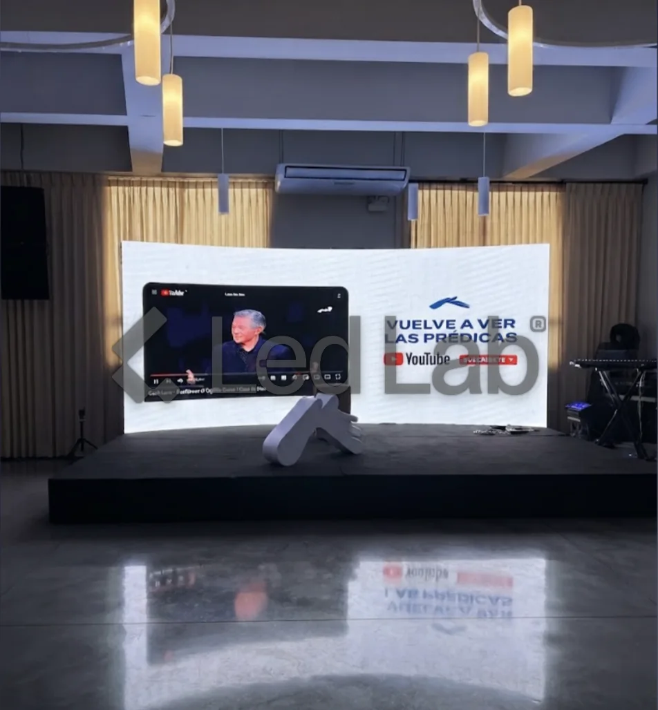 Iglesia: Pantalla curva para el escenario