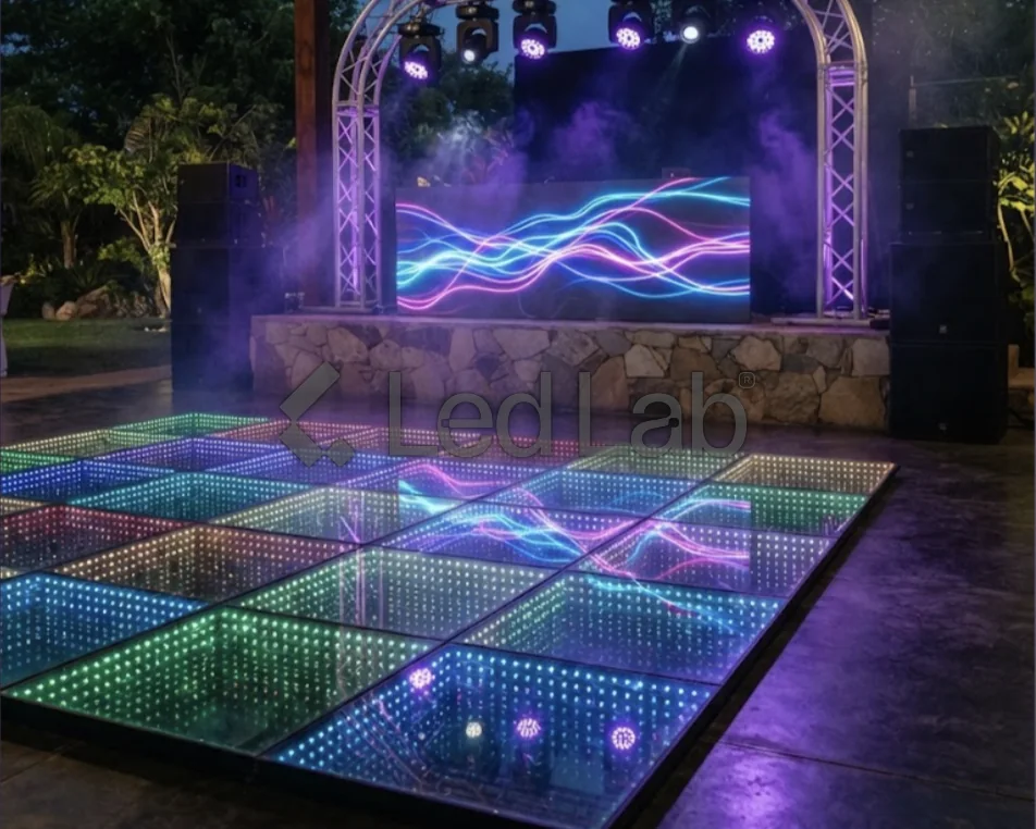 Pista LED con pantalla y estructura en una fiesta al aire libre
